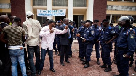 LE COMBAT ET LA PERSECUTION DU PRISONNIER POLITIQUE CONGOLAIS EUGENE DIOMI NDONGALA Diomi-ndongala-face-a-la-police-devant-la-ceni-manifestation-pour-publication-fichier-electoral